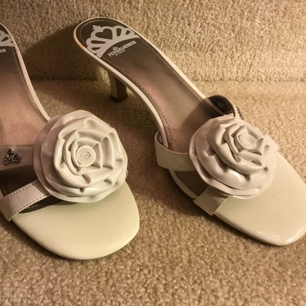 Women’s size 11W pumps